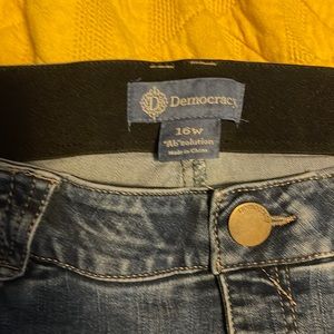 Democracy 16w jeans with comfortable waist band and tons of stretch! 29" inseam